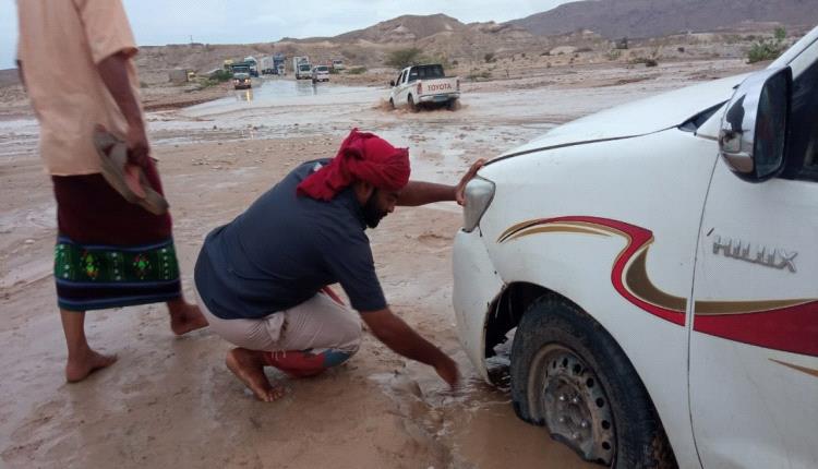 شباب من مؤتمر حضرموت يشاركون في عمليات الإنقاذ ومساعدة العاقلين من السيول