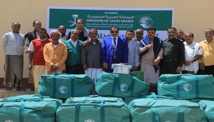 توزيع حقائب ايوائية وخيام على المتضررين من سيول الأمطار في حضرموت