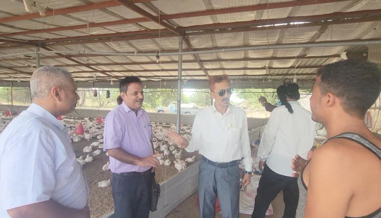 لجنة من وزارة الصناعة والتجارة تنفذ نزولا مزارع الدواجن في محافظة لحج "صور"