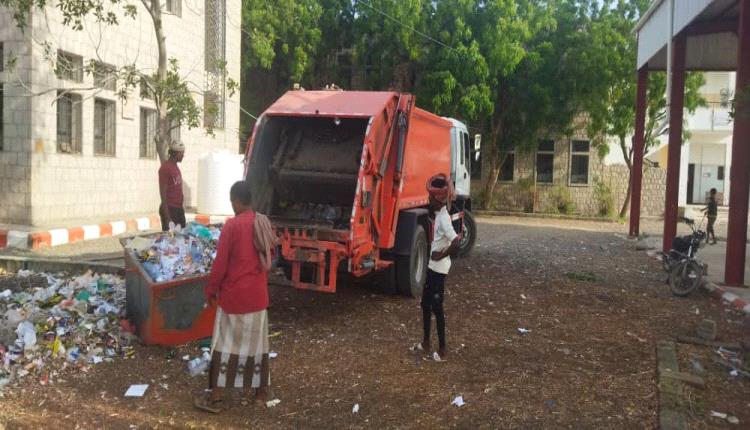 صندوق النظافة بزنجبار ينفذ حملة إزالة القمامة في مجمع بلقيس التربوي تزامناً مع حملة التوعية من وباء الكوليرا