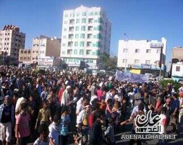 الآلاف بعدن يشيعون احد ضحايا الاحتجاجات السلمية عصر اليوم الأحد ((صور))