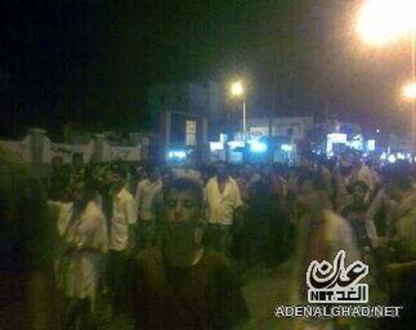 عاجل:مسيرة مسائية مناوئة للرئيس صالح في عدن ((صور))