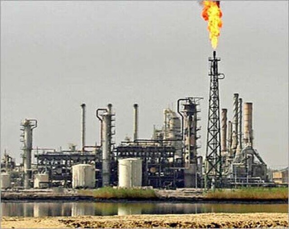 لعنة الموارد:هل يشكل النفط عائقا أمام الديمقراطية في منطقة الخليج؟