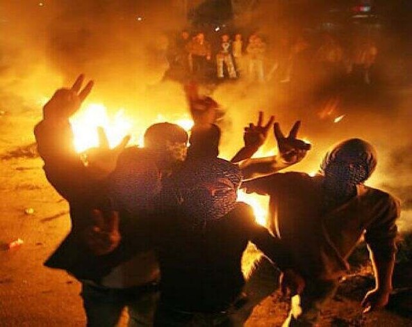 حرائق تضيء ليل صنعاء وصيحات محتجين تقطع سكونها ((صور))