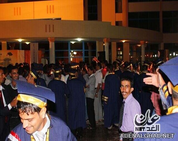 باحة فندق تحتضن حفل تخرج الدفعة 12 من خريجي قسم بجامعة عدن ((صور))