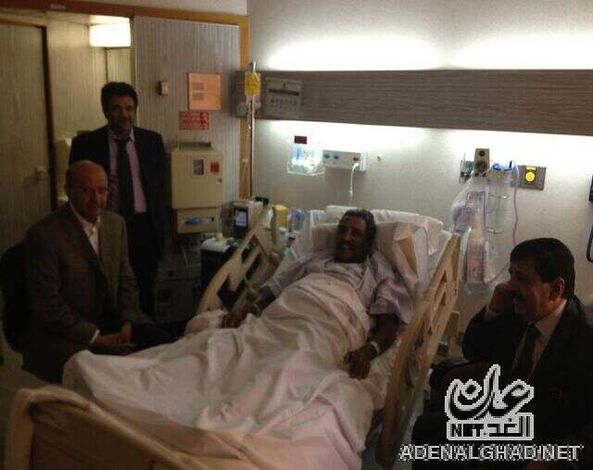 وزير الخارجية اليمنية يزور الزعيم باعوم في مشفاه بالرياض