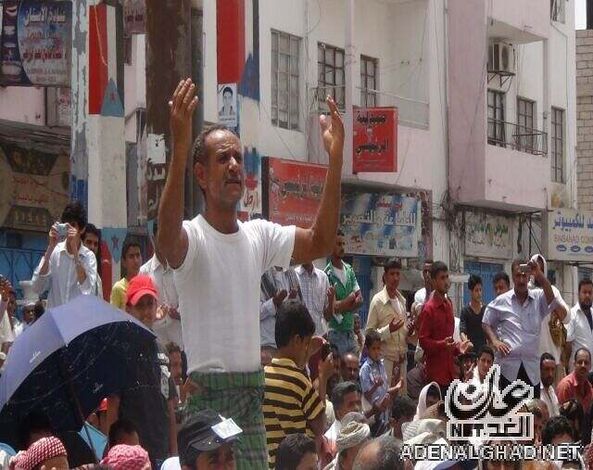 اليمنيون يصلون طلبا للرحمة في محافظات عدة