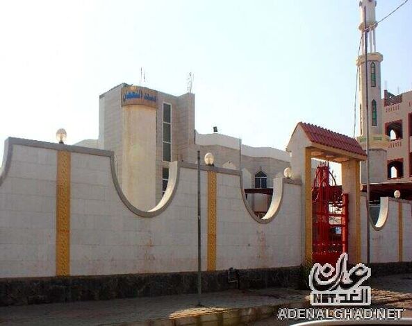 عاجل:مقتل شخصين من أسرة آل عشال أثناء خروجهم من مسجد برصاص مسلحين في عدن