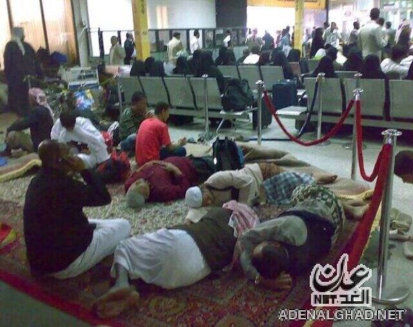 كيف عاش المسافرون بمطار صنعاء ساعات إغلاقه ؟ ((صور))