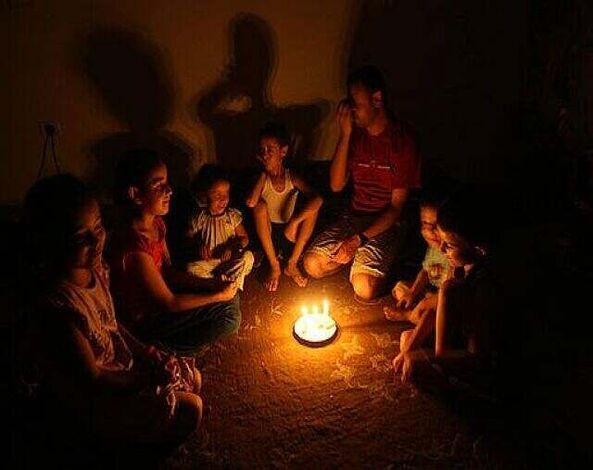 في ظل إنقطاعات متكررة .. "هادي" يوجه الكهرباء بإضافة 60 ميجاوات لمدينة عدن