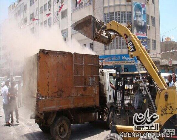 عمال نظافة بعدن يعاودون تنظيف اعتق شوارع المدينة بعد عام كامل من الغياب «فيديو»