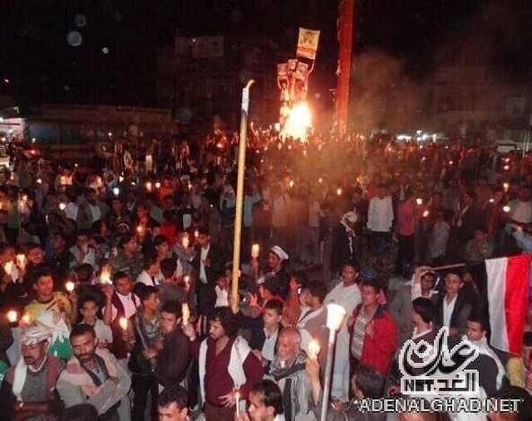 مسيرة شبابية ليلية على ضوء الشموع في إب ((صور))