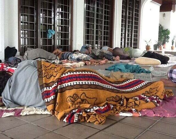 طلاب اليمن في ماليزيا ينامون على أبواب السفارة اليمنية ويطالبون الحكومة بإنصافهم