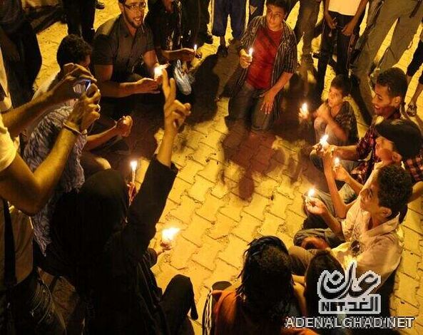 مسيرة إحتجاجية بعدن توقد الشموع تنديداً بإنقاطاعات التيار الكهربائي (( صور ))