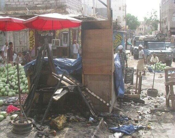 مجهولون يحرقون بسطة لبيع الخضار في سوق الحوطه بلحج
