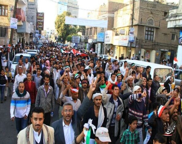 مسيرة رجالية ونسائية في صنعاء تطالب باستعادة "70 مليار دولار"منهوبة من قبل صالح