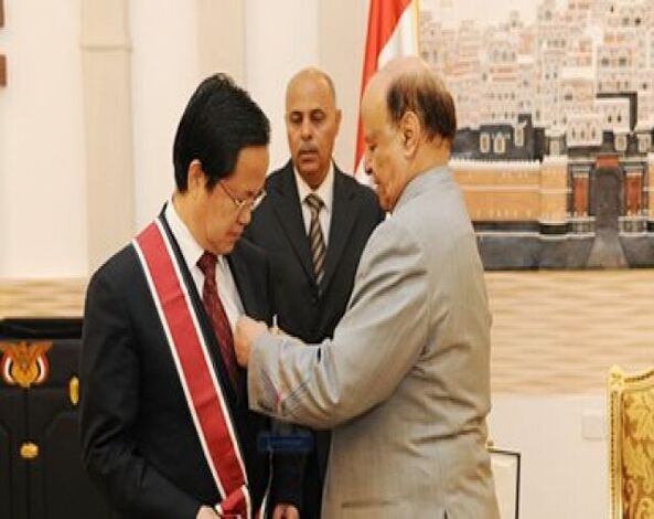 رئيس الجمهورية يقلد سفير جمهورية الصين الشعبية وسام الوحدة من الدرجة الثانية