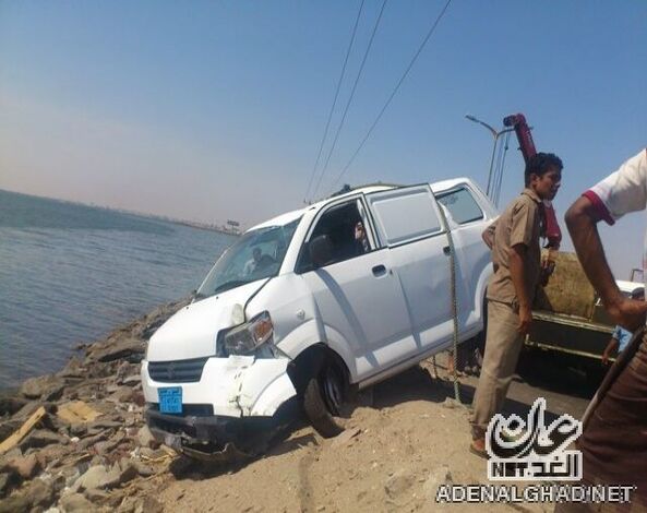 عاجل: سقوط سيارتين إلى البحر بخط الجسر البحري وأنباء عن وفيات (صور)