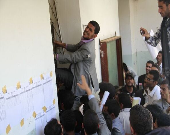 فوضى "نظام الموزي" يفشل أول يوم  للإمتحانات النهائية بإعلام صنعاء