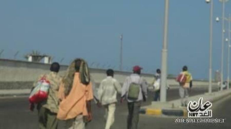 العشرات من اللاجئين الصومال يتوافدون إلى عدن ويتجولون بعدد من شوارعها