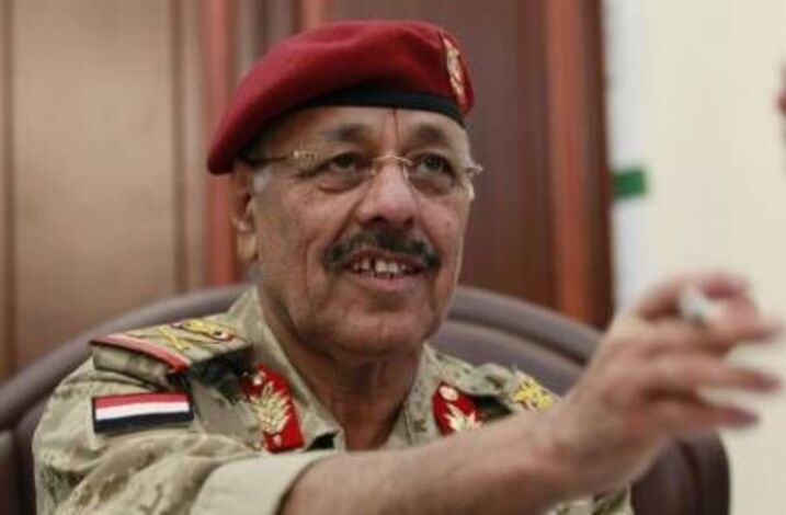 صحيفة خليجية : اللواء علي محسن الأحمر يرفض هيكلة قواته
