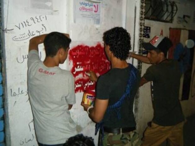 حملة لتجديد كتابة ورسم الشعارات الجنوبية في شارع مدرم بالمعلا ((صور))