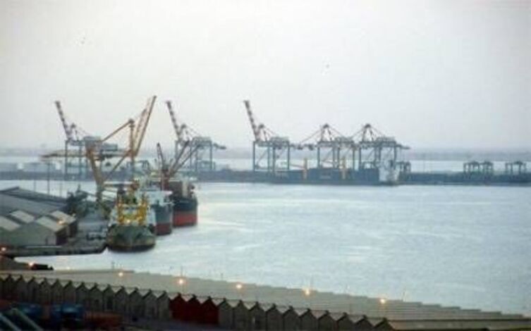 تصدير 4 آلاف و433 طنا من المنتجات الوطنية عبر ميناء عدن