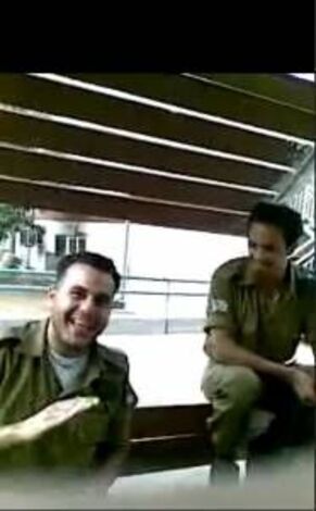 جنود في الجيش الإسرائيلي يغازلون بنات صنعاء ((فيديو))