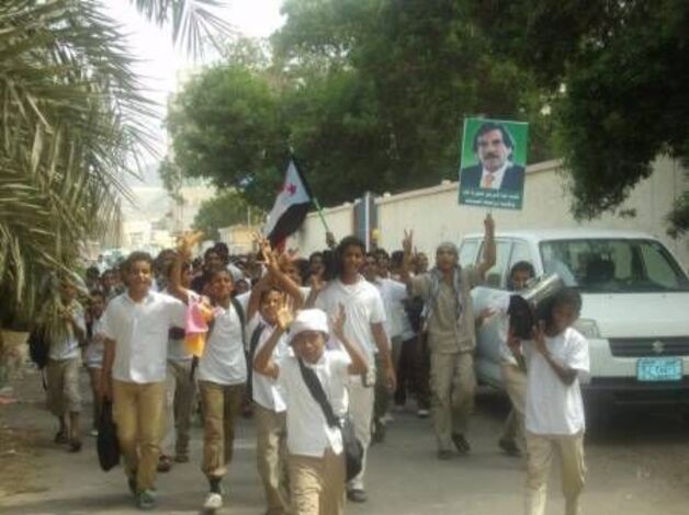 إحراق علم الوحدة اليمنية في تظاهرة لطلاب مدرسة قتبان بالمعلا ((صور))