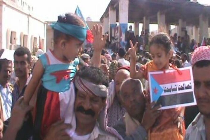 الآلاف في الحبيلين يحيون  يوم الأسير ويدعون للزحف إلى عدن
