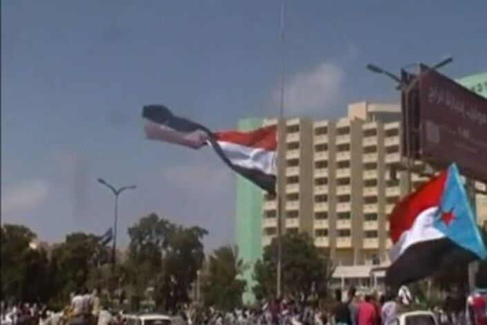 محتجون ينزلون علم يمني ضخم في عدن (فيديو)