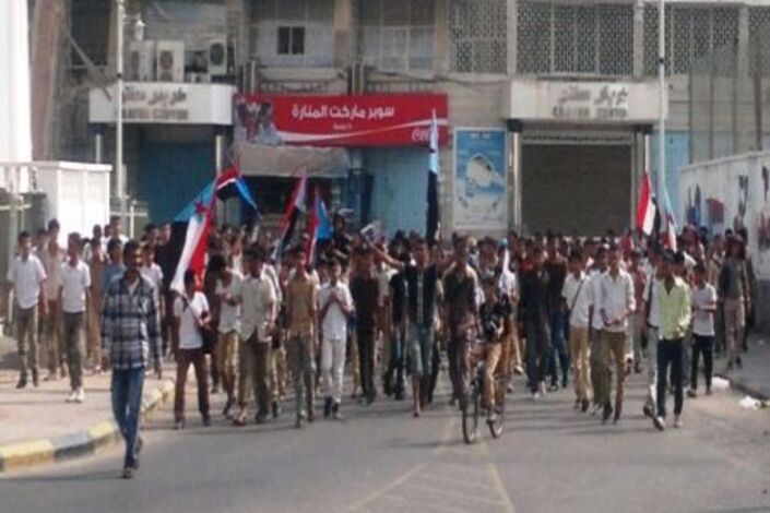 مسيرات لطلبة المدارس تندد "بحوار صنعاء" تجوب شوارع صيرة بعدن