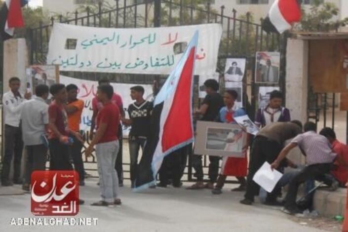 طلاب جامعة حضرموت ينظمون وقفة احتجاجية رفضاً لحوار صنعاء في يوم الطالب الجنوبي(صور)