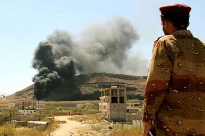 غموض يكتنف إخلاء أكبر معسكرات الجيش اليمني