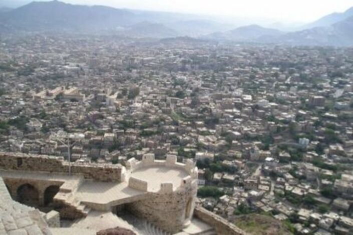 صحافة ساخرة: وزير الثقافة اليمني  يوجه بصرف سيارة لكل مثقف