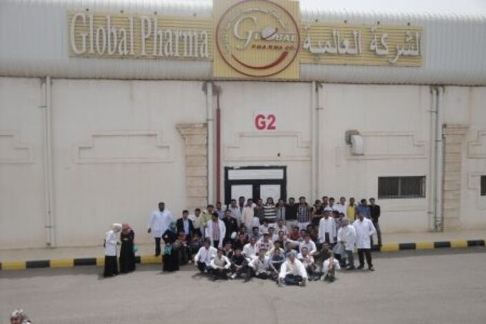 طلاب من كلية الصيدلة جامعة عدن يزورون مصانع وشركات دوائية يمنية بصنعاء