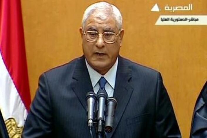 الرئيس المصري المؤقت يصدر إعلانا دستوريا بحل مجلس الشورى