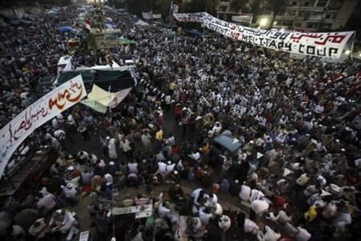 الإسلاميون يتظاهرون في مصر وواشنطن تدعو للإفراج عن مرسي