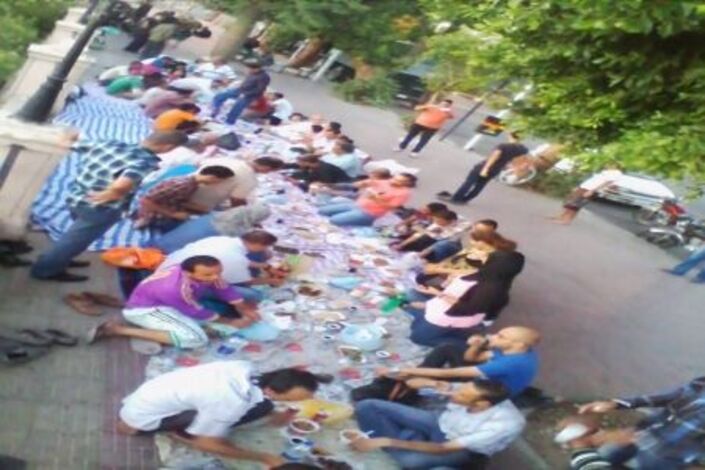 المئات من أهالي الأقصر يشاركون في حفل إفطار جماعي ابتهاجا برحيل مرسى