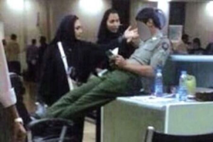 السعودية : ترحيب في المواقع الاجتماعية بإيقاف موظف جوازات المطار