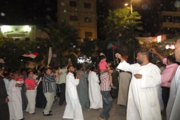 المئات من أنصار مرسى ينظمون مسيرة بالأقصر للمطالبة بعودته لمنصبه