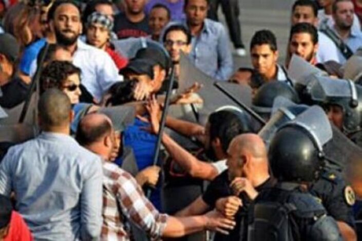فرق الأمن المركزى بالإسكندرية تطوق العصافرة وتسيطر على اشتباكات عنيفة بين مسلمين وأقباط تسفر عن 12 مصاباً