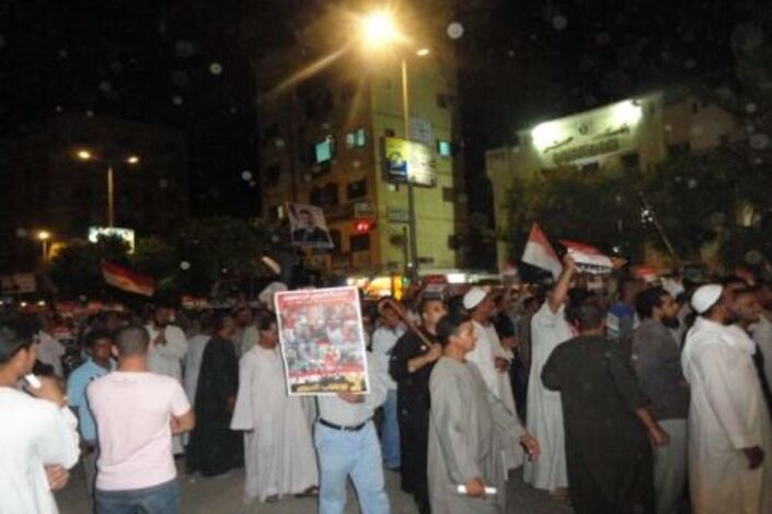 مؤيدو مرسى ينظمون مسيرة للمطالبة بعودته للرئاسة بالأقصر