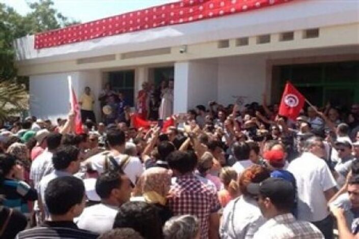 اغتيال المعارض التونسي محمد البراهمي.. والآلاف يحتجون