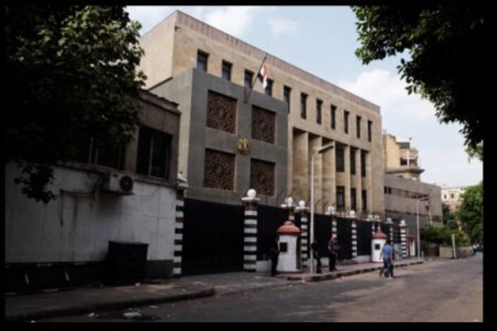 إعادة محاكمة سوريين بتهمة اقتحام السفارة السورية بالقاهرة