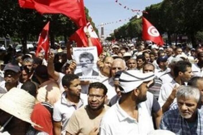 عشرات آلاف الإسلاميين يتظاهرون في تونس دفاعًا عن حكومتهم