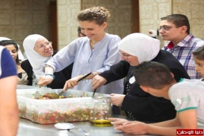 بالصور: زوجة الأسد (طباخة) تعد الكبسة والفتوش