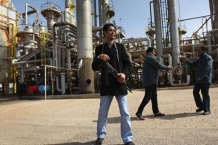 تفاقم فوضى قطاع النفط الليبي مع تدخّل الجماعات المسلحة