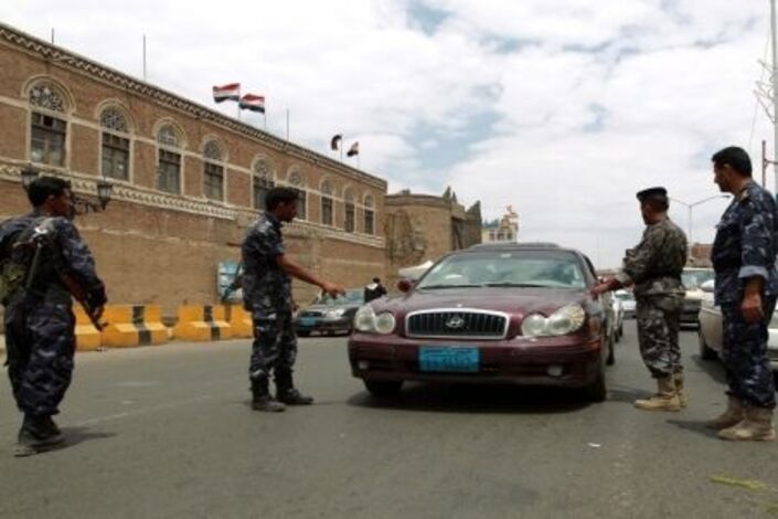 تضارب أنباء انتهاء حصار قاعدة عسكرية باليمن