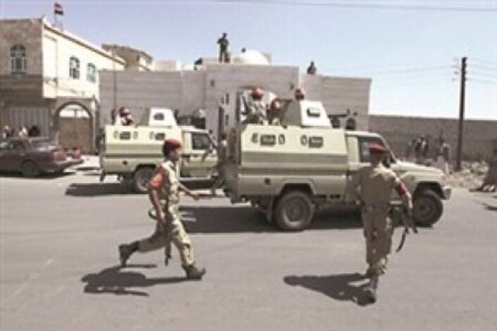 القاعدة   ينتقم من الجنود اليمنيين ويلقي جثث القتلى من الشرفات
